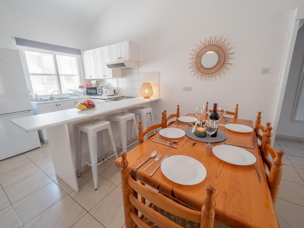 The Salnik Beach Apartment Лімасол Екстер'єр фото