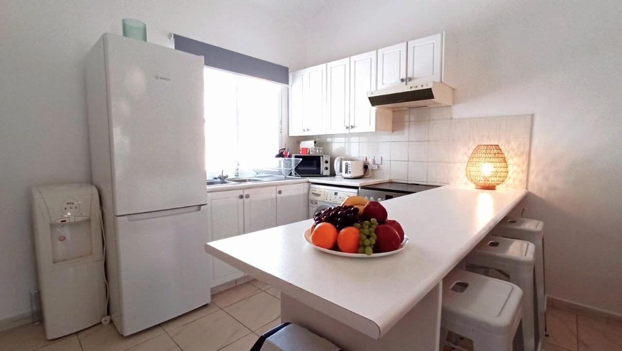The Salnik Beach Apartment Лімасол Номер фото